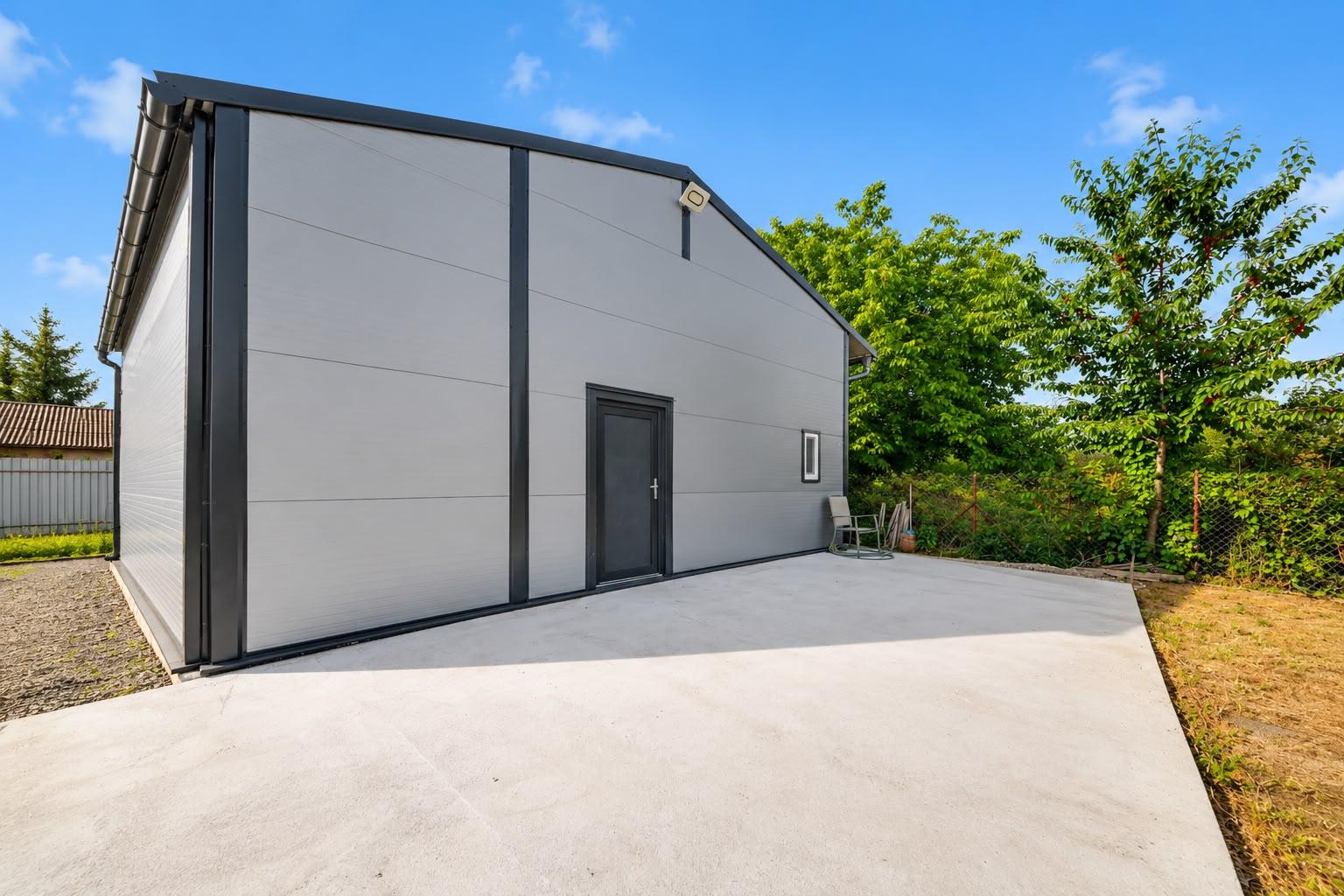 Na predaj nová hala s pozemkom 1 100 m² v obci Baka
