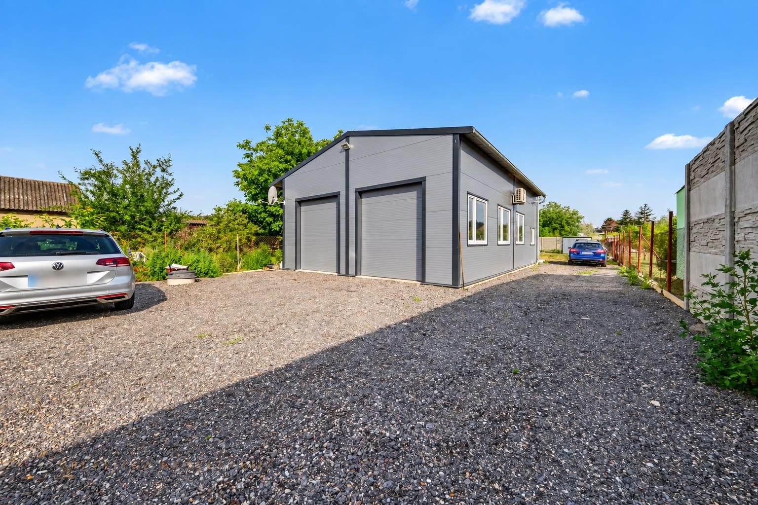 Na predaj nová hala s pozemkom 1 100 m² v obci Baka