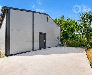 Na predaj nová hala s pozemkom 1 100 m² v obci Baka