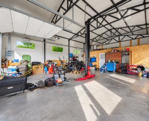 Na predaj nová hala s pozemkom 1 100 m² v obci Baka