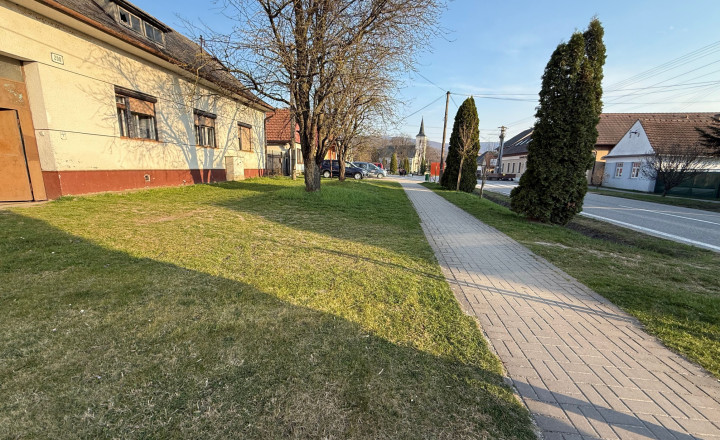 Na predaj rodinný dom v obci Prievaly - fotografia 1