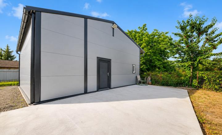 Na predaj nová hala s pozemkom 1 100 m² v obci Baka - fotografia 2