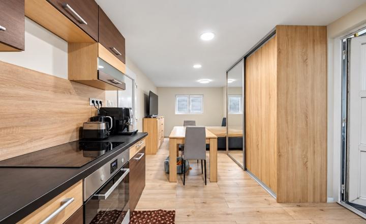 Na predaj nová hala s pozemkom 1 100 m² v obci Baka - fotografia 4