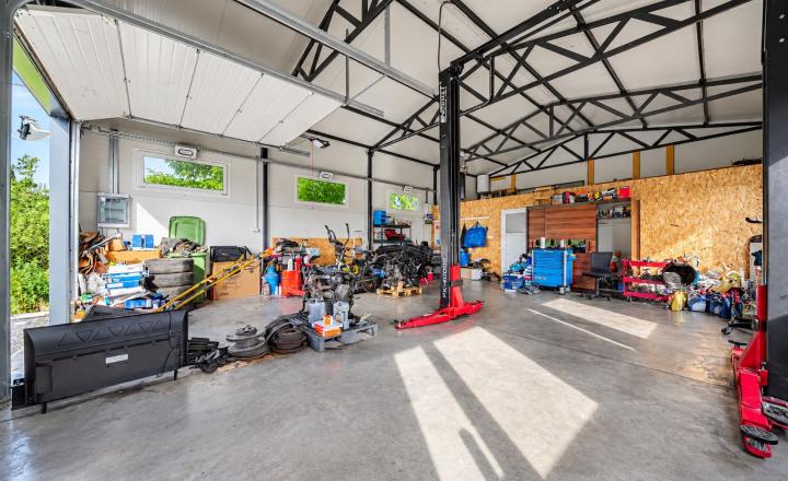 Na predaj nová hala s pozemkom 1 100 m² v obci Baka - fotografia 3