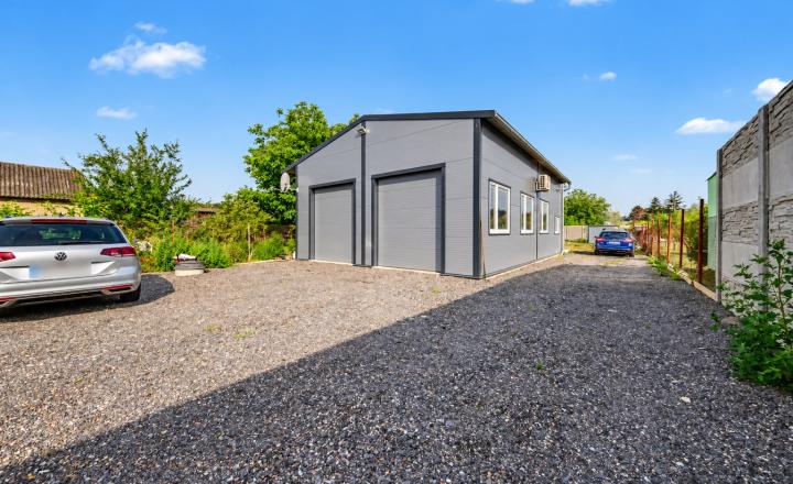 Na predaj nová hala s pozemkom 1 100 m² v obci Baka - fotografia 1